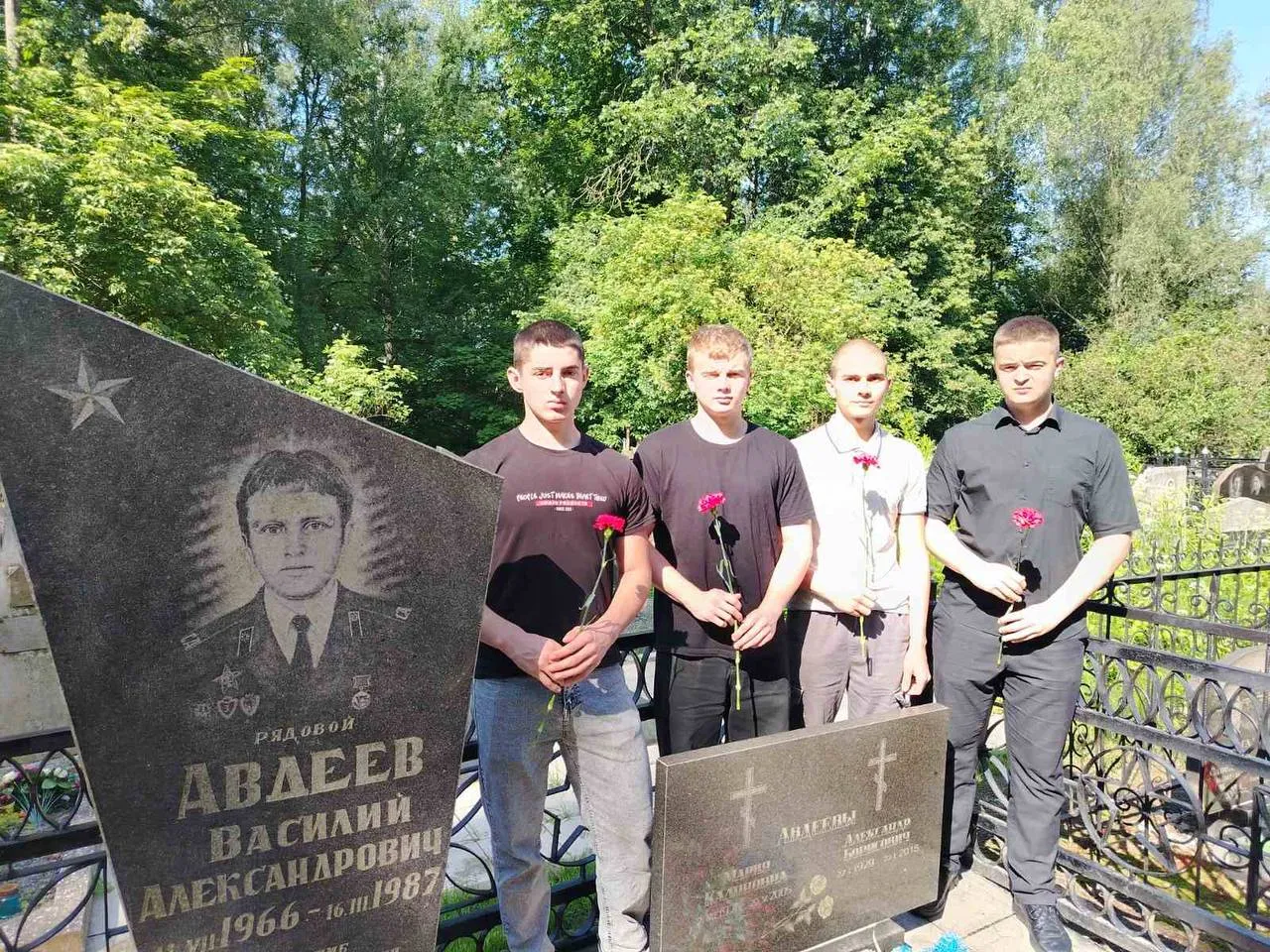 Помним героев